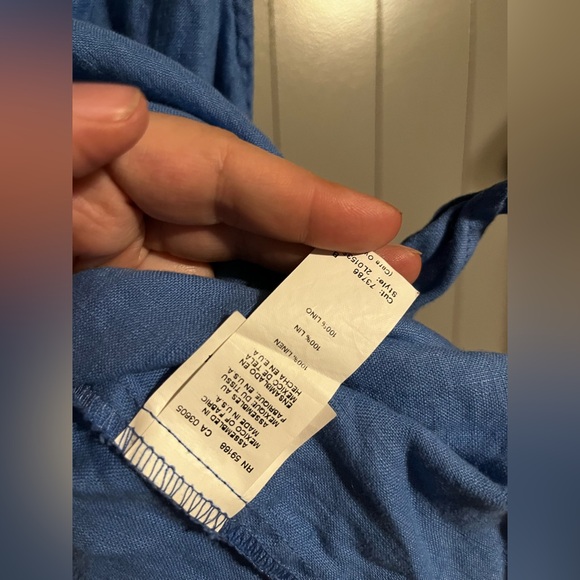 Karen Kane blue 100% linen sleeveless button-down top. - Picture 3 of 4